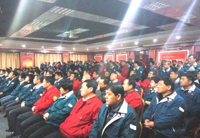 东升国际PG官网集团管理人员正在大会堂认真听取科技人员的科普知识讲座